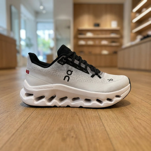 On Running Horizon Hiking Shoe - Black White | حذاء مشي جبلي رجالي - أسود وأبيض