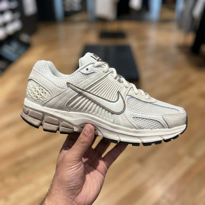 Nike Zoom P6000 - Light Gray | حذاء رياضي رجالي - رمادي فاتح