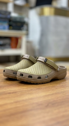 Crocs Classic Yukon Vista II Clog - Beige | قبقاب - بيج