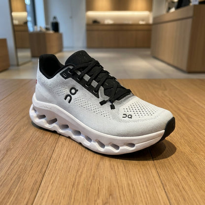 On Running Horizon Hiking Shoe - Black White | حذاء مشي جبلي رجالي - أسود وأبيض